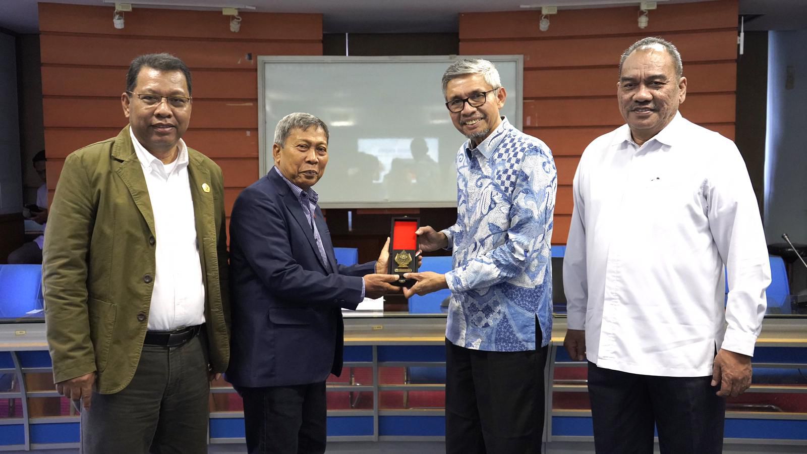 Melakukan Studi Tiru Dewan Pertimbangan Universitas Tadulako di Universitas Hasanuddin, Makassar